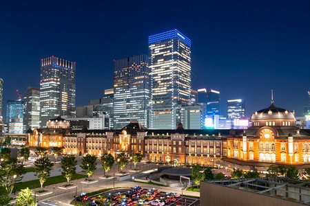 晚上城市的东京火车站和日光秋天的高楼目地运输高清图片素材