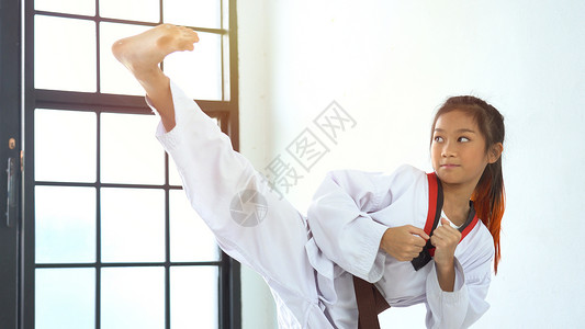 练习跆拳道的女孩图片