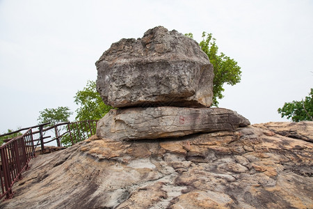 日出公园悬崖上的观点岩石峭壁是广阔的山高泛图片