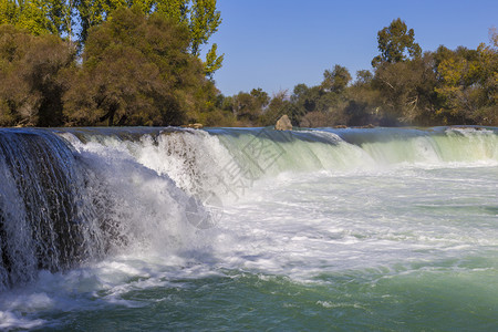 土耳其的Manavgat大瀑布河蓝色的级联图片