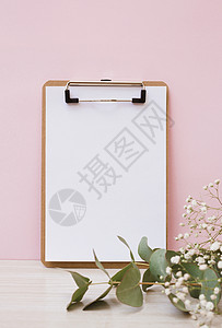 酸奶白纸剪贴板上面写有婴儿呼吸叶的白纸剪贴板业务图片