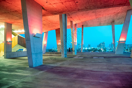 内部的技术空夜间照明高架停车场夜间照明的空高架停车场图片