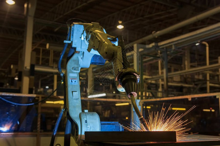 机械的器人在工厂中焊接金属部分植物焊机图片