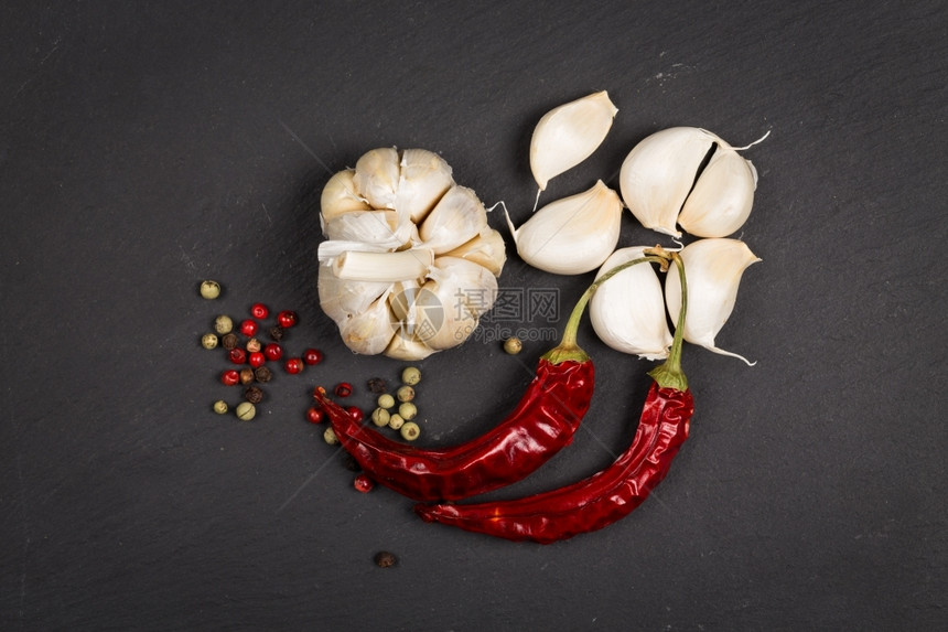 乡村厨房烹饪季节料香辣椒混合大蒜石板上的花粉胡椒图片