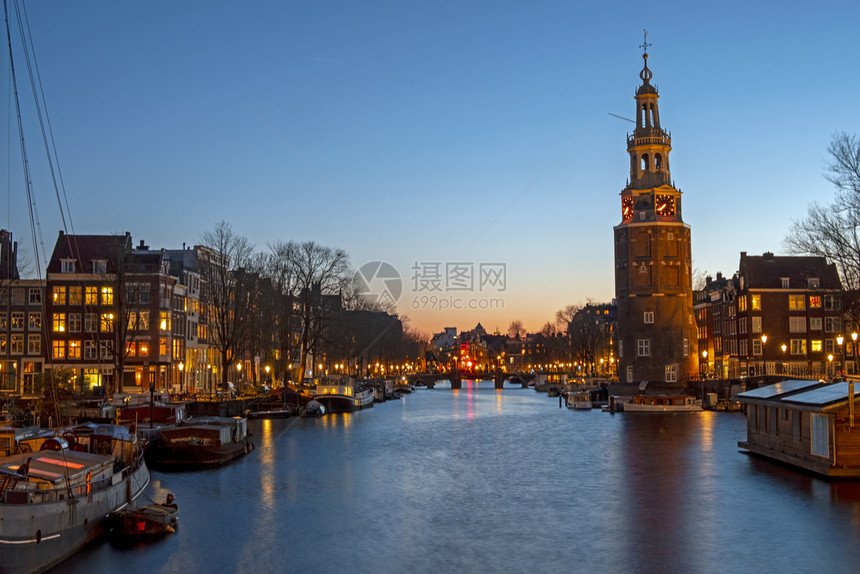 旅游日落时由阿姆斯特丹与荷兰蒙尔班塔在荷兰的市风景首都中央图片