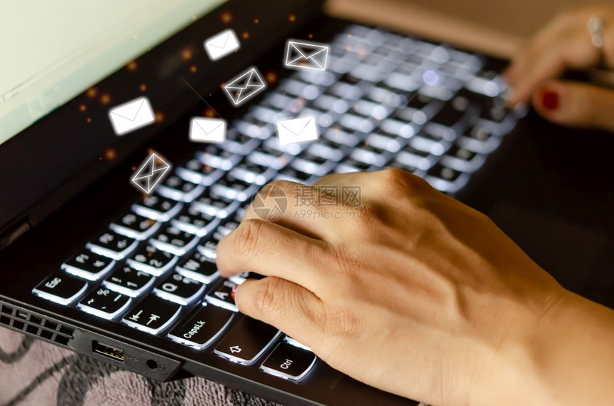 家使用键盘计算机手提电脑笔记本和可飞子邮件图标对女手的近距离拍摄商业技术概念桌子飞行图片