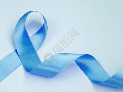 蓝色的意识以上用蓝丝带观察癌症概念男图片
