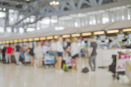 人群在机场报到柜台等候的长旅客排队等待报到的模糊照片运输国际的图片