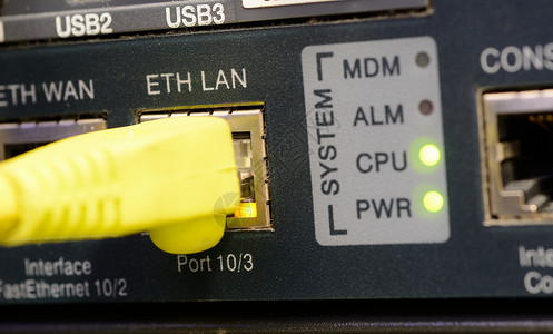 黄色中心线连接到Eepernet端口的黄色补丁线插头的支持背景