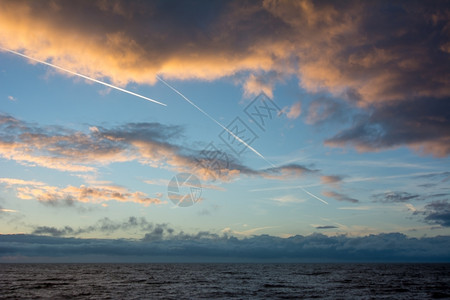 防波堤白色的达屈海面上空云层和天体环境图片