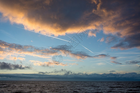 喜怒无常风地平线达屈海面上空的云层和天体图片