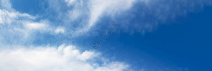 蓝色天空中飘浮的乌云全景模拟图像蓝色的小样明亮图片