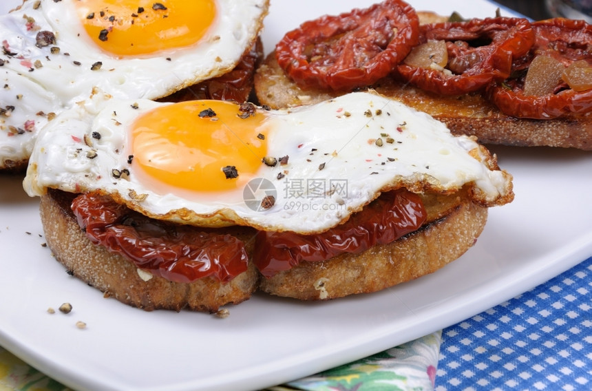 三明治加干西红柿和鸡蛋调味香料片晒干商品烹饪图片