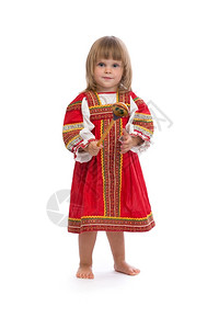 可爱的愉快学步儿童穿红色传统礼服的小女孩白边有木勺子图片