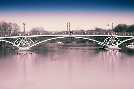 史诗莫斯科公园中蓝色天空背景的戏剧电弧桥粉色的明亮图片