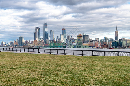河新的HudsonYards摩天大楼和曼哈顿纽约的天际线从泽西城看到的蓝色纽约市高清图片素材