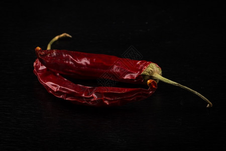 墨西哥人辛辣的红椒深底的干图片