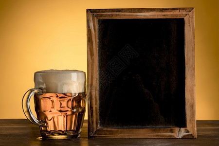 酒精木制的带有玻璃啤酒木桌的空黑板头图片