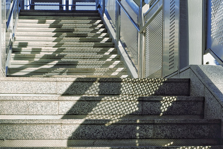人行桥的空大理石楼梯上的阳光和阴影建筑概念安全社区栏杆图片