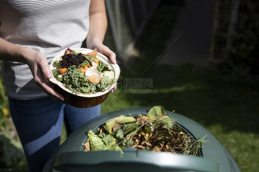有机的进入肥料近距离将妇女清空食品废物送进家里的园艺综合作曲家图片