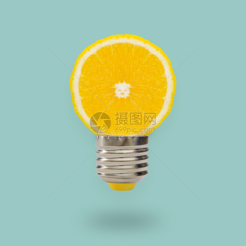 维他命最小的柑橘亮蓝色背景的黄柠檬灯泡夏季乐趣概念图片