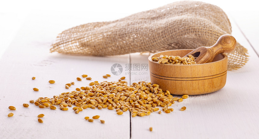 排毒干小麦种子木碗中的谷物食饮图片