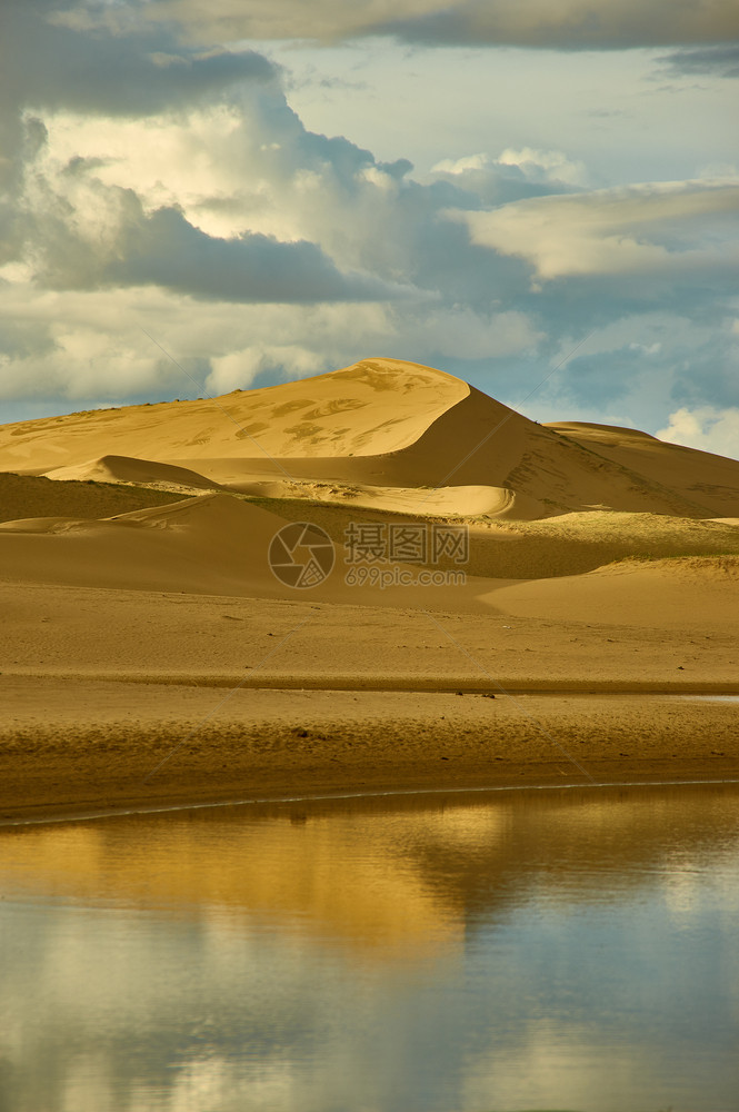 阿勒泰杜特蒙古沙精灵丘漠阳光明媚的日地标图片