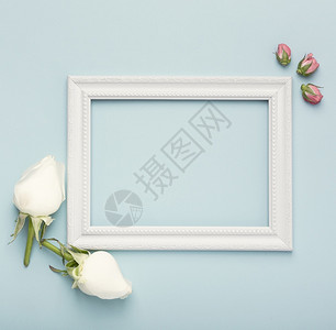 空的白模拟带有玫瑰花蕾蓝色背景的白水平空框架高分辨率照片模拟带有玫瑰花蕾蓝色背景的白水平空框架高质量照片案子背景图片