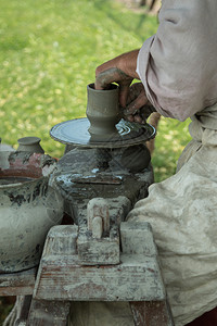 材料Clay和Terracotta手和设备工作传统的艺图片