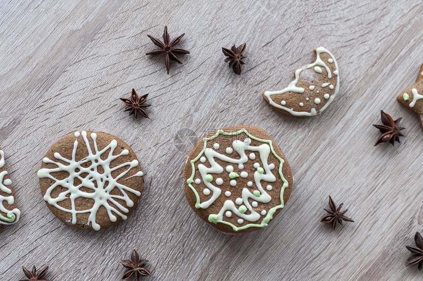 食物圣诞自制的姜饼干在木板桌上蛋糕装饰风格图片
