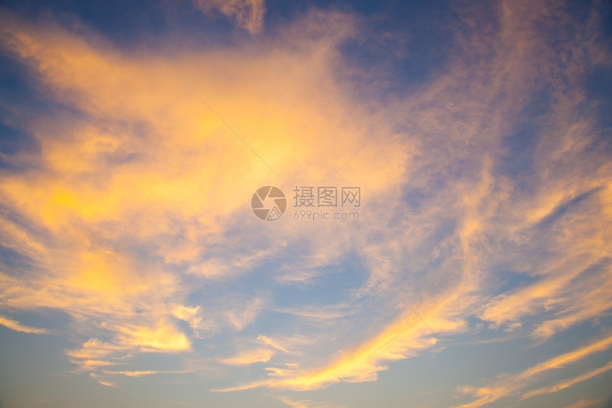 场景风优美夜空云光照耀在橙色天空附近是蓝的阳光图片