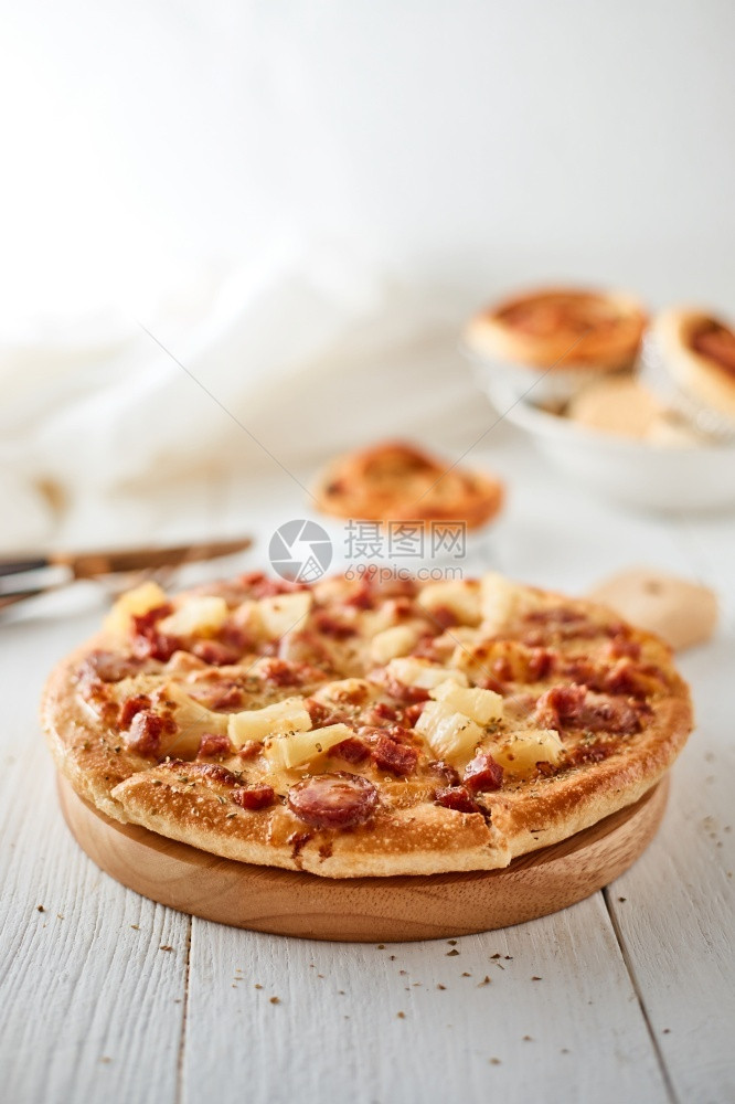 胖的意大利披萨加培根和香肠加培根和煮熟的图片