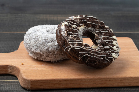 丰富多彩的黑巧克力甜圈和白椰子圆形的点图片