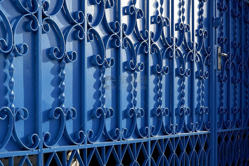 有质感的颜色处理古年蓝金属门装饰外部建筑概念的旧蓝色金属门装饰外壳元铁成素表面的阳光和阴影外表结构概念图片