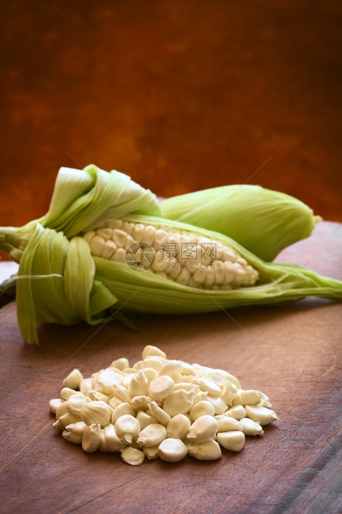 白玉米的内核称为ChocloSpanish以秘鲁英语或Cuzco玉米通常在秘鲁和玻利维亚发现为主用天然光选择焦点聚三分之一进入内图片