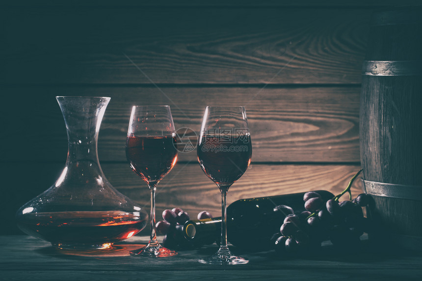 葡萄酒静物生活红在玻璃杯中葡萄在木桌上ToningWine静物生活红酒在眼镜和葡萄中空白的垂直干净图片