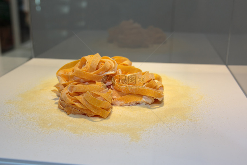 黄色的桌子面粉白上的意大利面食Tagliatelle自制图片