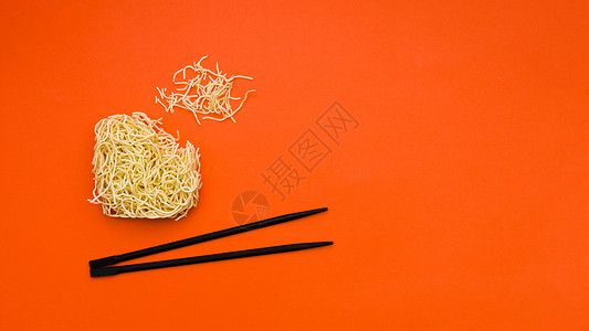 充满活力健康断干方便面筷子橙色背景新鲜的图片