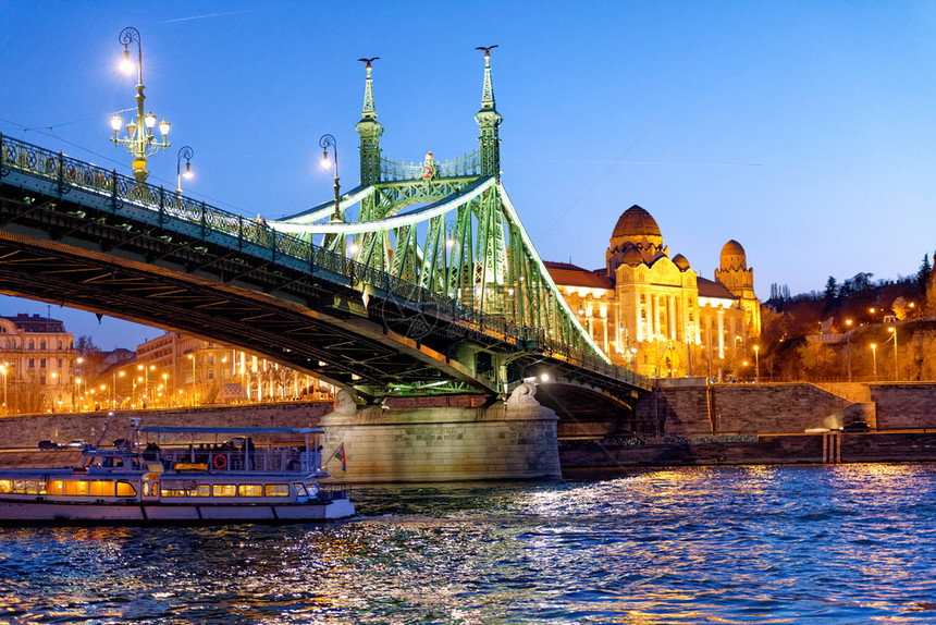地标著名的首都夜间自由桥和盖勒特浴池布达佩斯图片