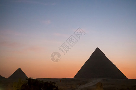 过去的旅游埃及吉萨日落时金字塔大旅行背景图片