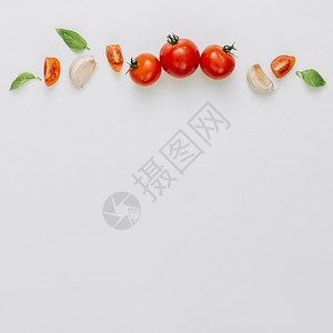 切片有机的整樱桃西红柿大蒜丁香白底团体图片