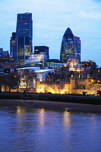伦敦市金融区在夜幕下进入财务区夜晚河黄昏图片