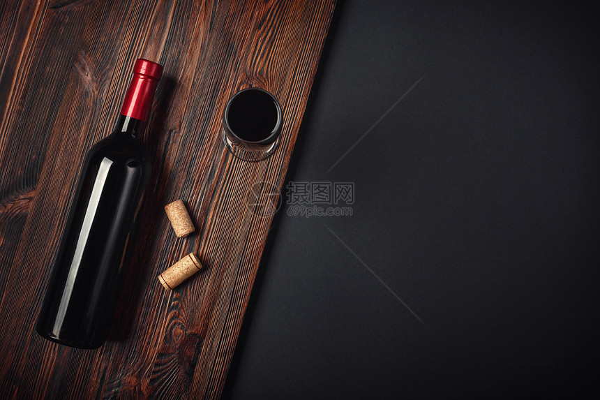 一瓶酒塞和生锈背景的酒杯wiev一瓶酒塞和生锈背景的酒杯黑暗葡萄复制图片