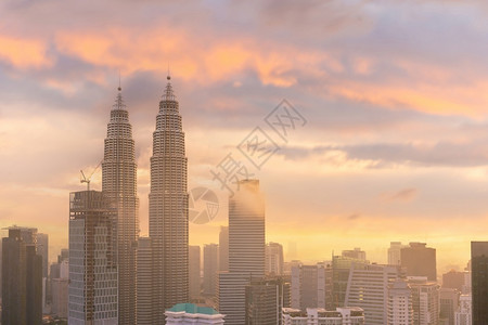 马来西亚日落时首都吉隆坡市中心天际城风景马来西亚人全塔图片