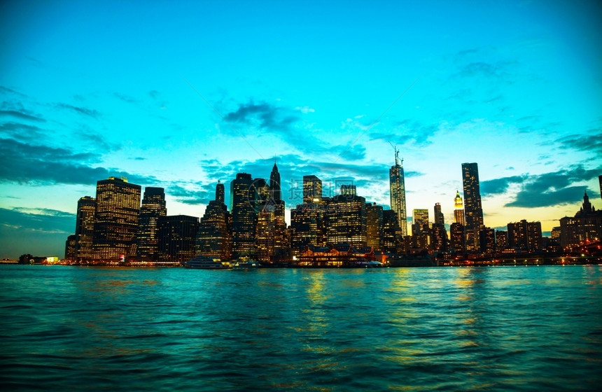 市中心现代的布鲁克林日落夜晚纽约市城风景图片