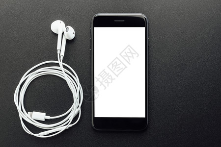 耳塞黑色背景Jpg上的黑手机白屏幕和耳配件小工具图片