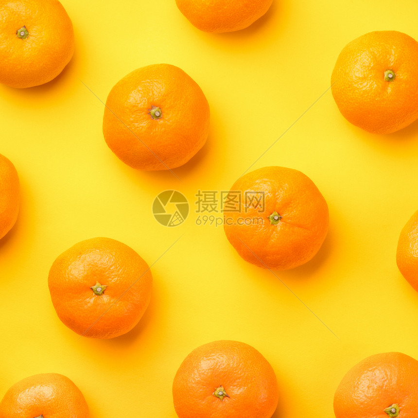 夏天黄色背景的新鲜橙橘子或普通话水果形态平底顶端观点流行艺术设计创造夏季概念极小风格的Citrus平坦的黄色图片
