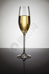 斯塔克玻璃香槟在镜子上点后边的香槟杯里优雅普罗赛克黑色的设计图片