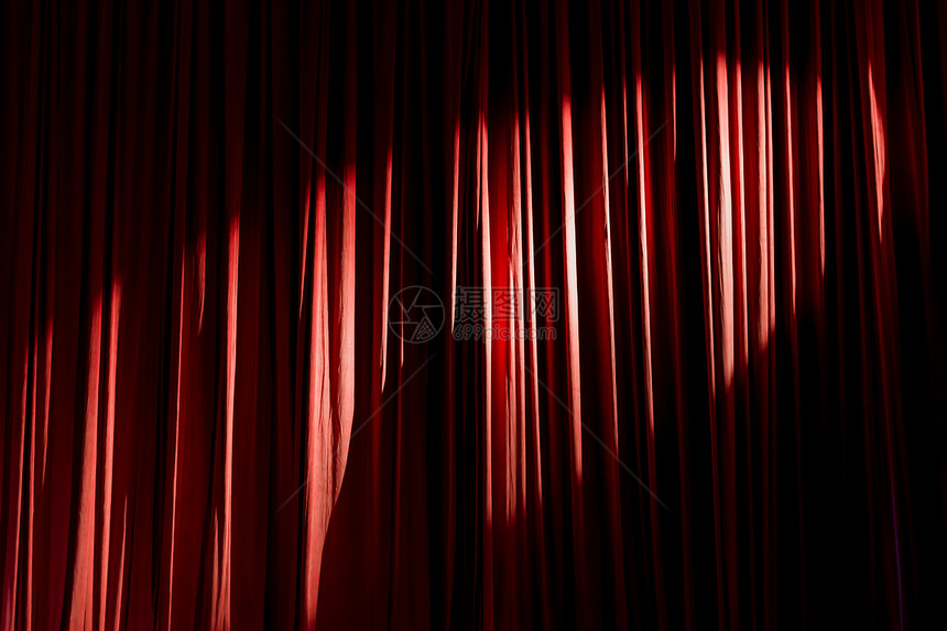 红窗帘和两场表演之间戏院的聚光灯名声戏剧场景图片