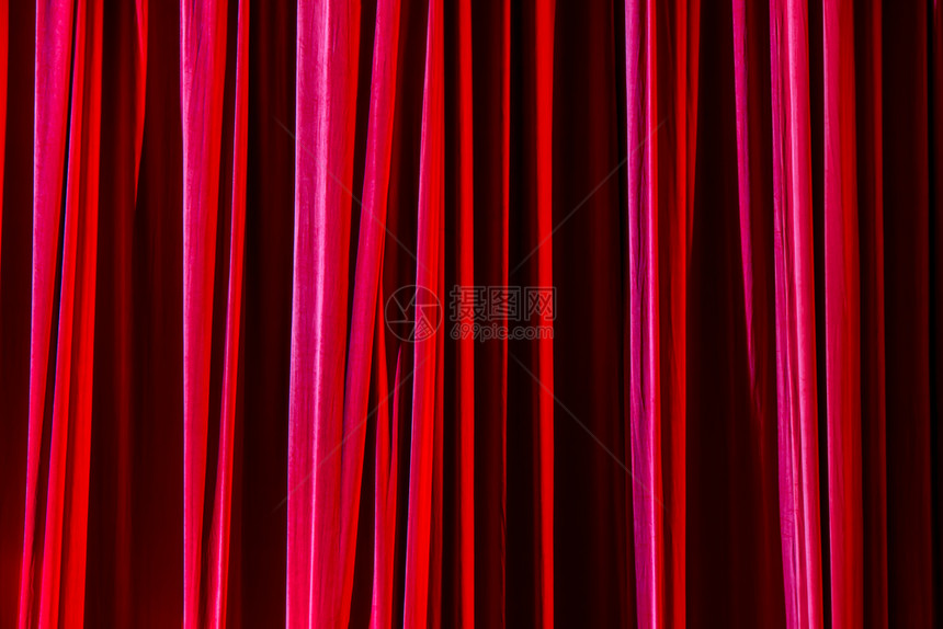 优质的天鹅绒红窗帘和两场表演之间戏院的聚光灯文化图片
